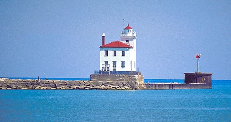 Lighthouse at Fairport Harbor Ohio US, Lake Erie beach houses