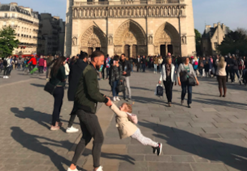 Viral father daughter picture before Notre-Dame fire